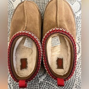 New UGG “tazz” slippers Youth size 3. Have Not been worn.